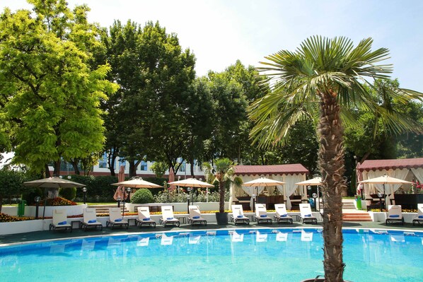 Piscine intérieure, piscine extérieure en saison, chaises longues