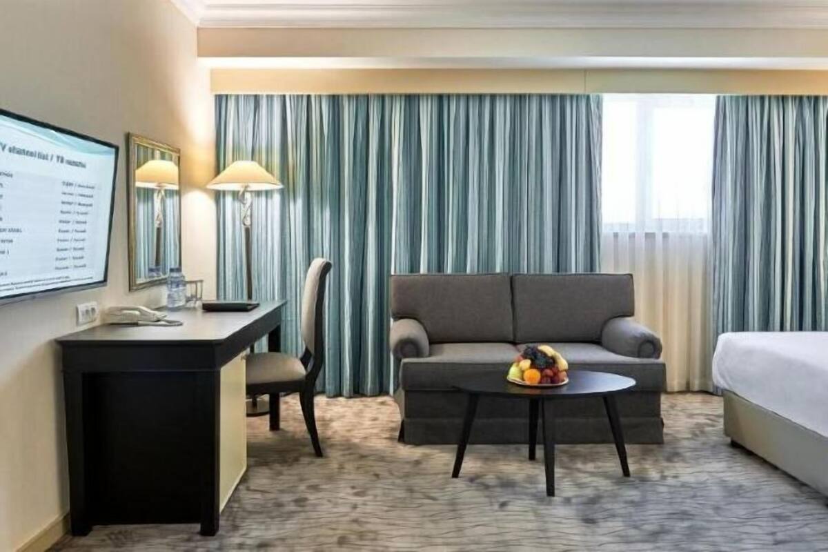 Ropa de cama de alta calidad, minibar, caja fuerte y escritorio