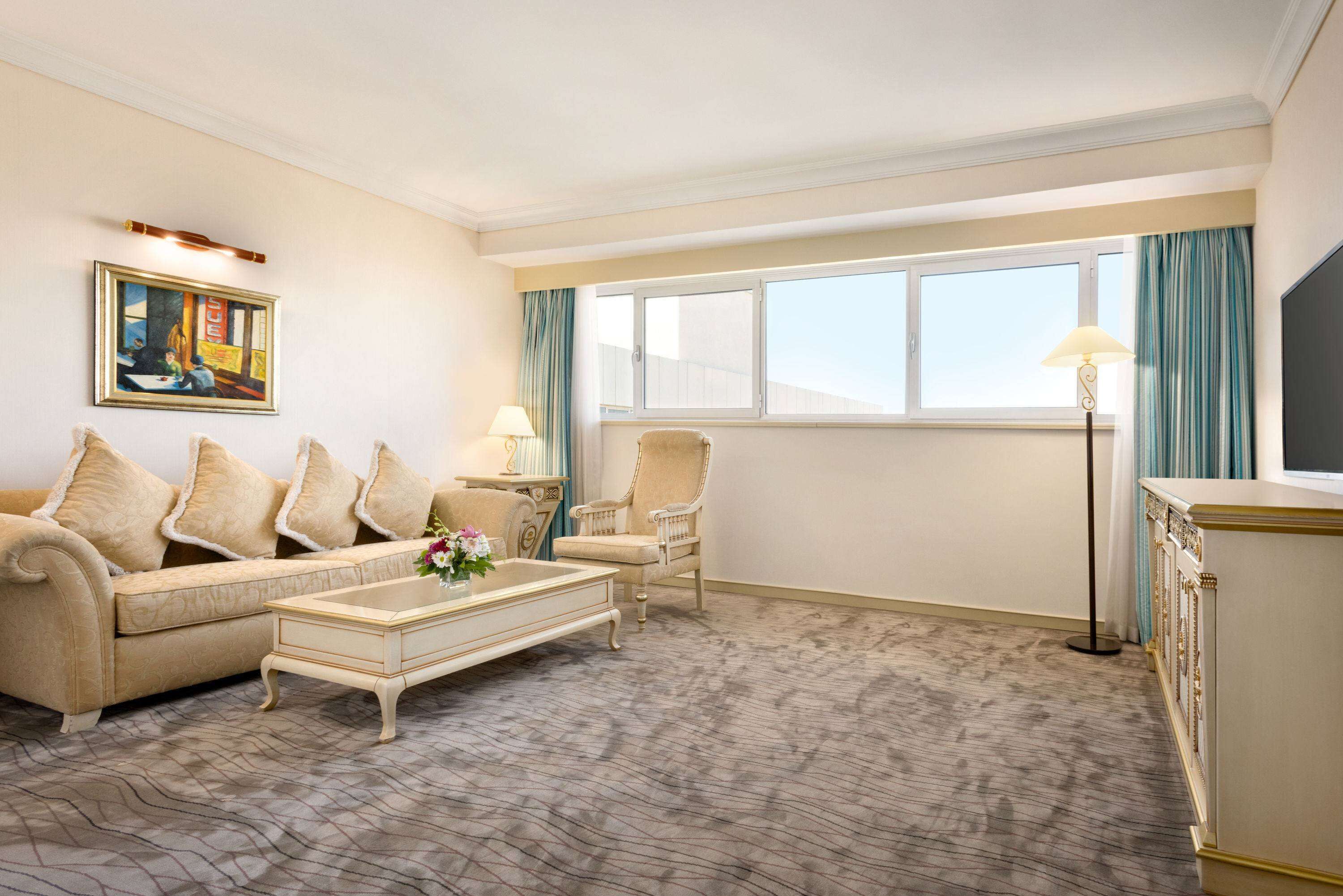 Senior suite, 1 kingsize bed | Luxe beddengoed, een minibar, een kluis op de kamer, een bureau