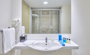 Combined shower/tub, deep soaking tub, rainfall showerhead - Wyndham Tashkent (Tashkent)