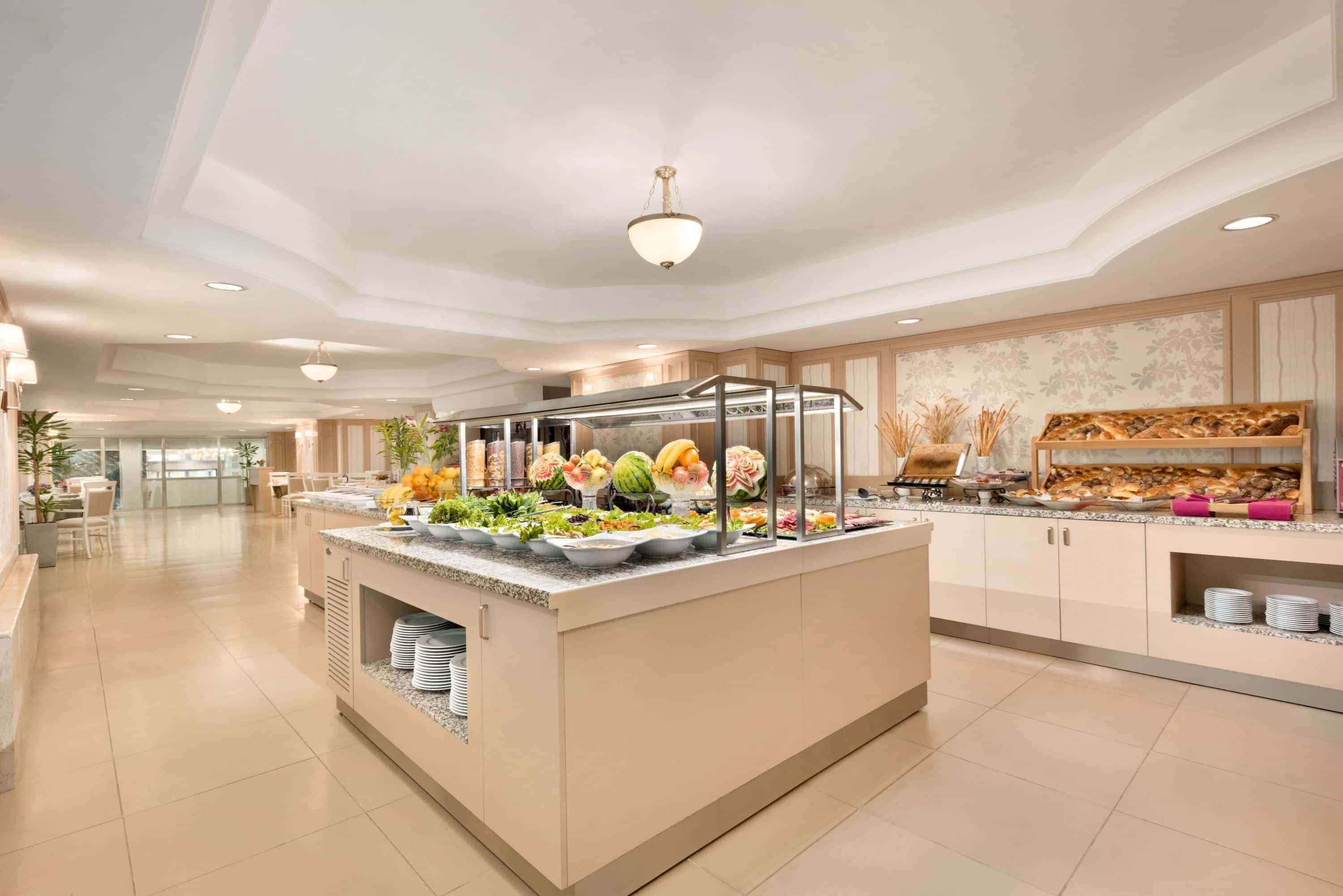 Tägliches Frühstücksbuffet (15 USD pro Person)