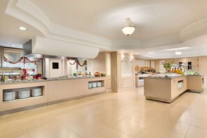 Petit déjeuner buffet (15 USD par personne)