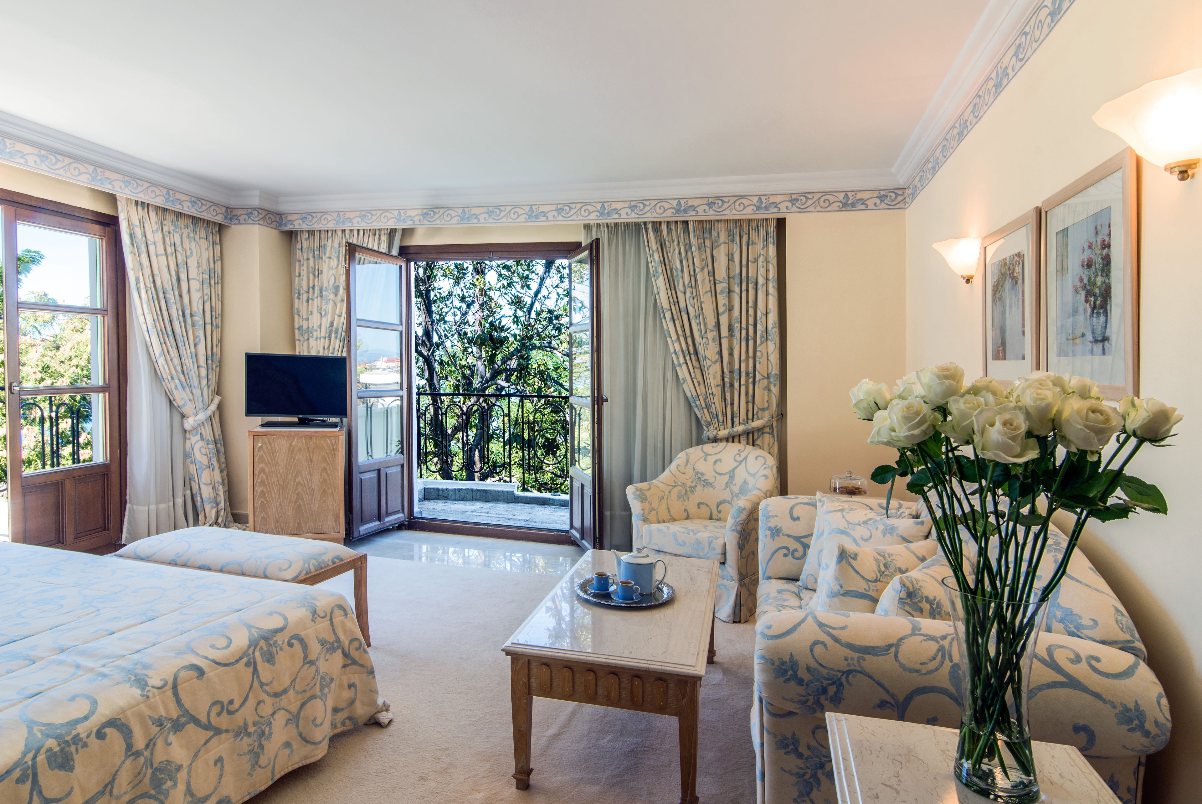 superior suite | minibar, in-room safe, desk, soundproofing