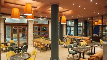 Dagelijks ontbijtbuffet (EUR 10 per persoon)