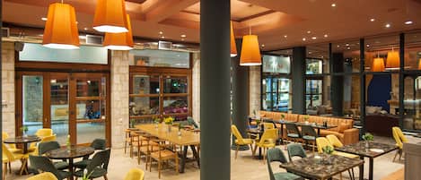 Desayuno buffet (EUR 10 por persona)