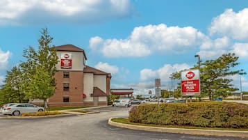 Un hôtel Best Western Plus offrant une vue sur un ciel dégagé et disposant d’un parking.
