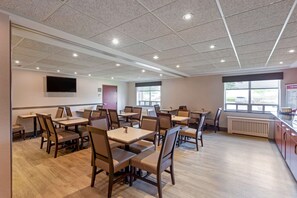 Free daily full breakfast  - Best Western Plus Burlington Inn & Suites (Burlington)