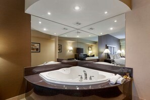 이그제큐티브 스위트, 킹사이즈침대 1개, 금연, 냉장고 및 전자레인지 (Shower Only) | 저자극성 침구, 필로우탑 침대, 책상, 노트북 작업 공간