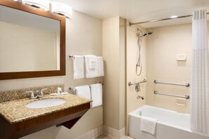 Zimmer, 1 King-Bett, barrierefrei | 1 Schlafzimmer, hochwertige Bettwaren, Daunenbettdecken, Schreibtisch
