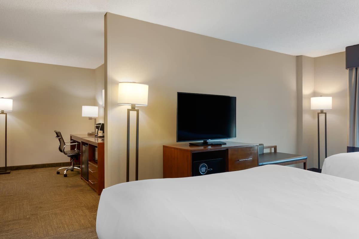 Suite, 2 Queen Beds, Sofa Bed