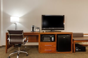 Premium bedding, down comforters, desk, laptop workspace - Comfort Inn & Suites Presidential - Downtown Little Rock (Little Rock)