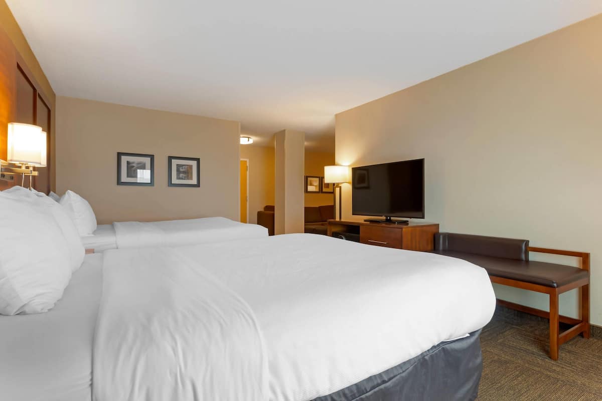 Suite, 2 Queen Beds, Sofa Bed | 1 chambre, literie de qualité supérieure, couette en duvet d'oie, bureau