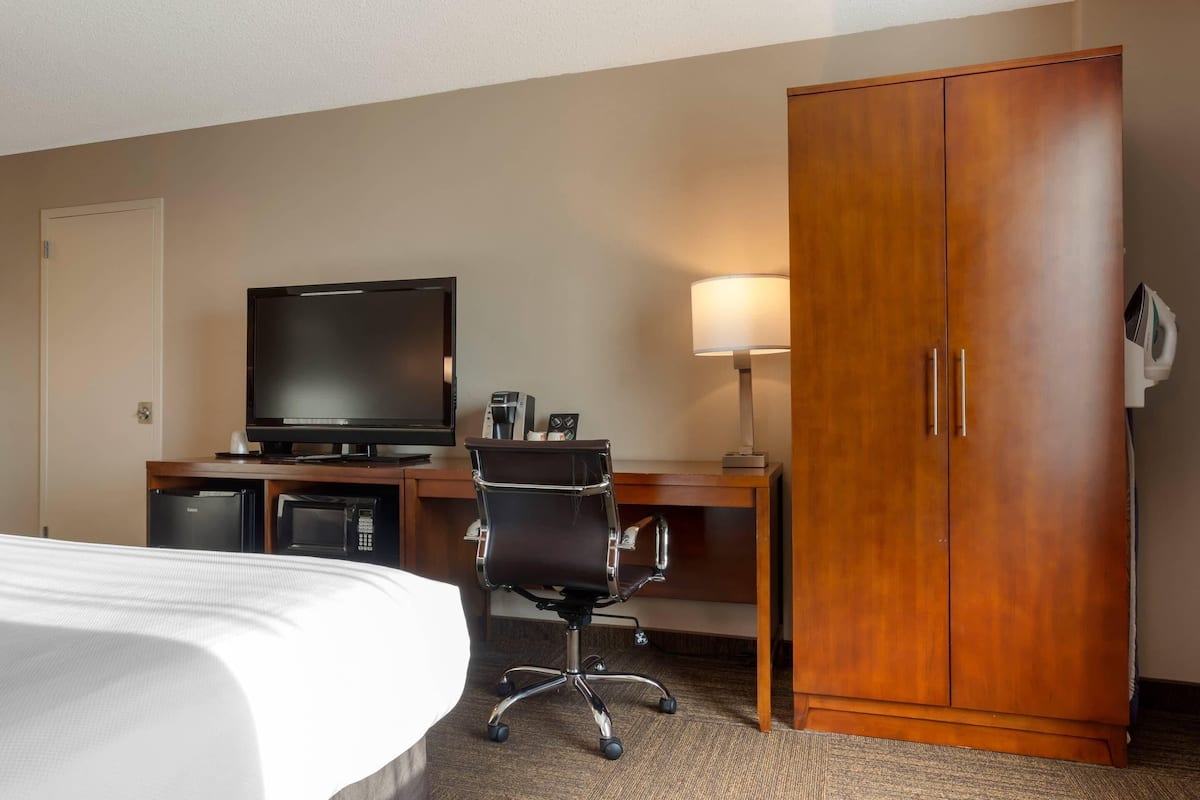 1 bedroom, premium bedding, down comforters, desk