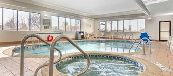 圣路易斯六面旗附近凯富酒店