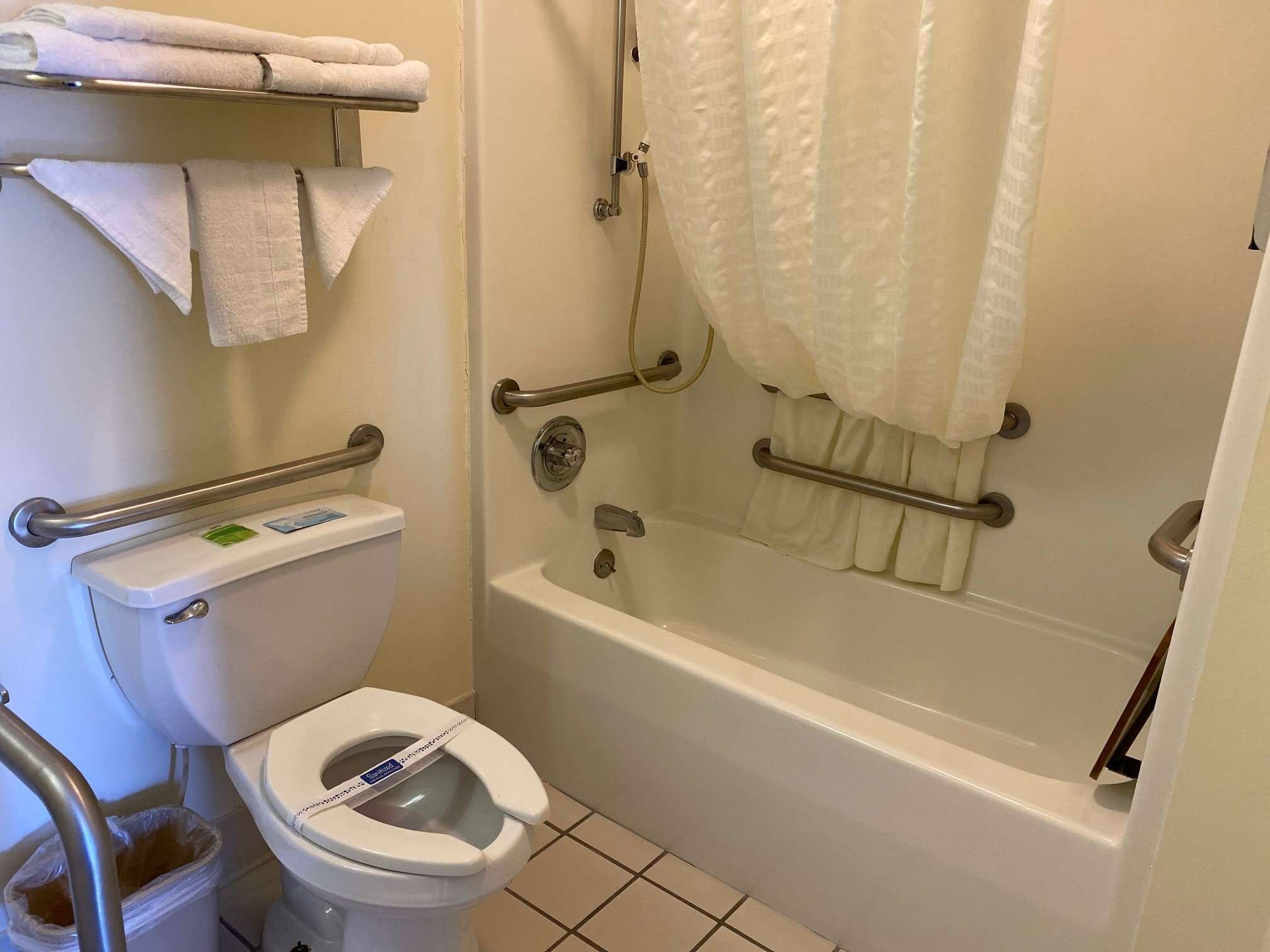 Un bagno con il water, una vasca e una doccia.