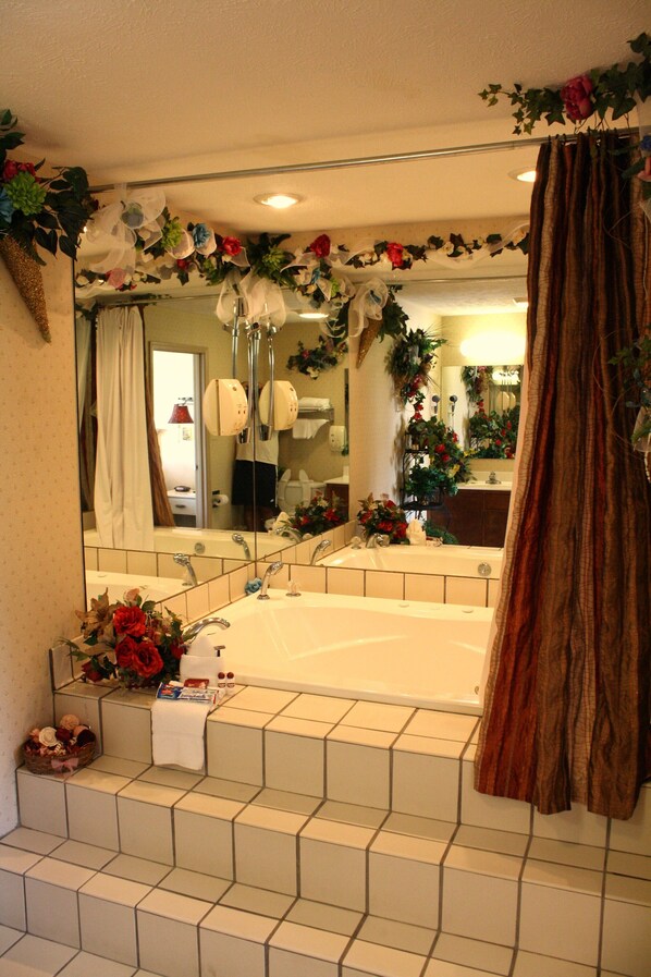 Classic Room, 1 King Bed, Smoking, Jetted Tub | Bathroom | Combined shower/tub, free toiletries, hair dryer, towels