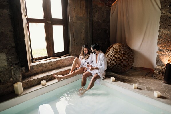 Couples treatment room(s), sauna, hot tub, steam room, body treatments