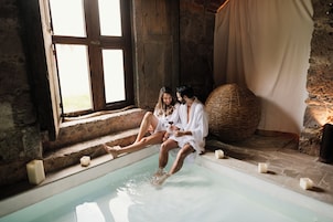 Salas de tratamiento para parejas, un sauna, una bañera de hidromasaje