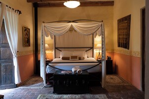 Design Suite | 1 bedroom, premium bedding, down comforters, in-room safe