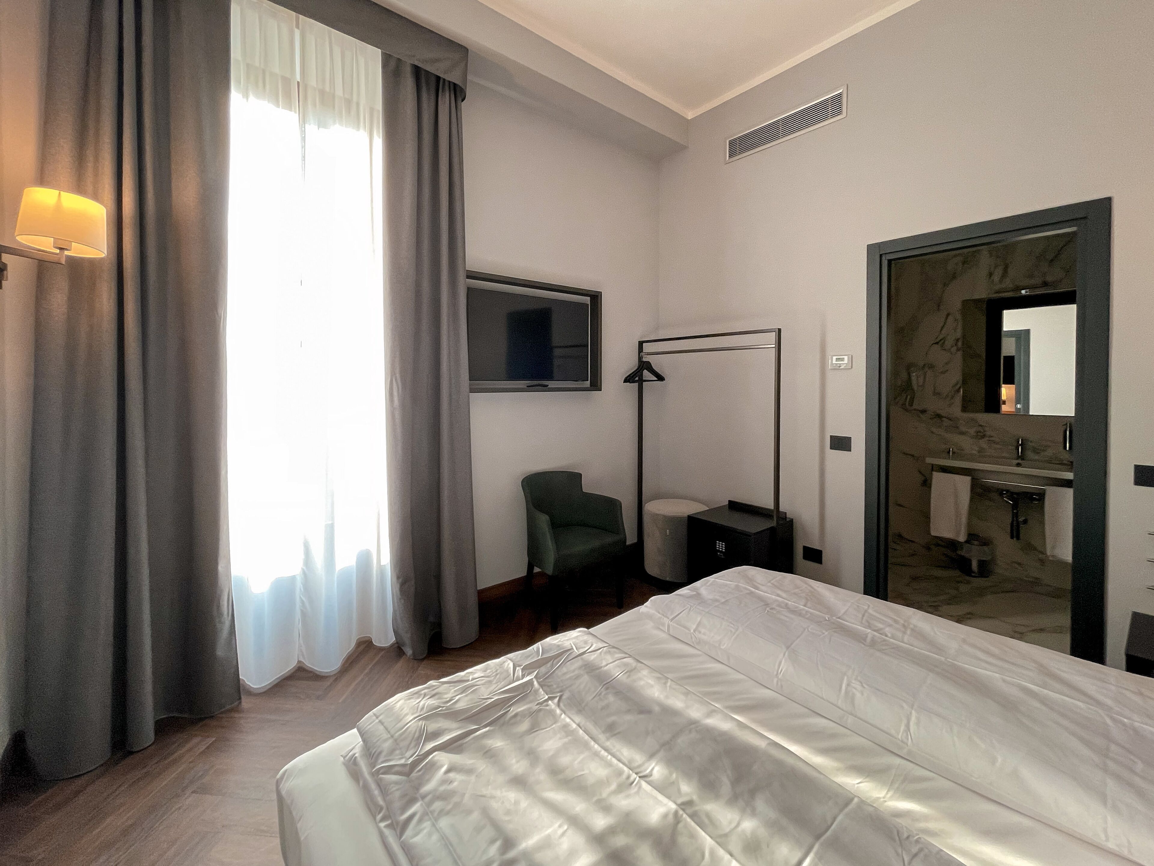 club suite | 1 bedroom, minibar, in-room safe, desk