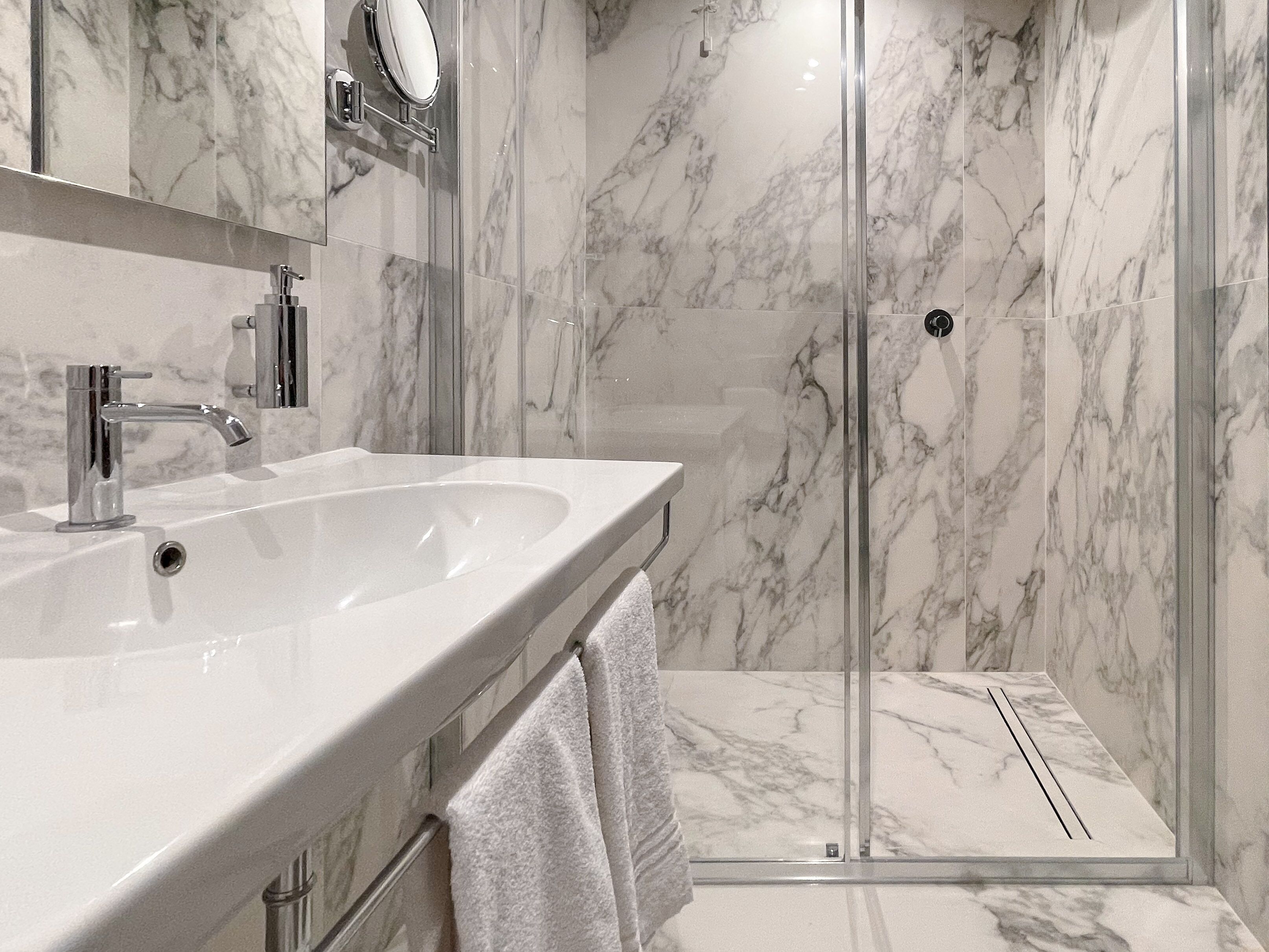 club suite | bathroom | free toiletries, hair dryer, bidet, towels