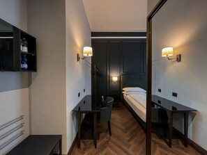 Club Single Room | Minibar, in-room safe, desk, free WiFi