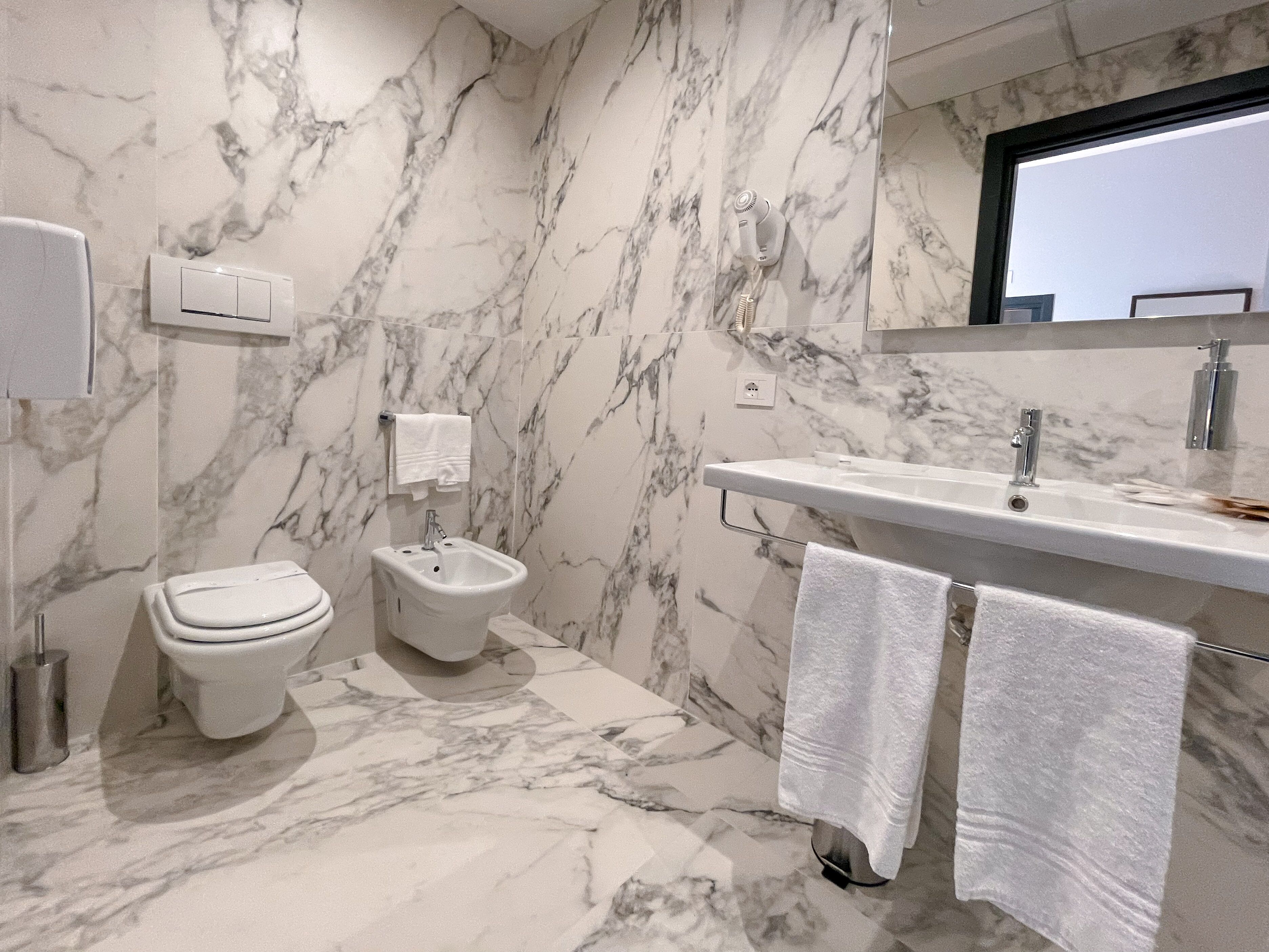club suite | bathroom | free toiletries, hair dryer, bidet, towels