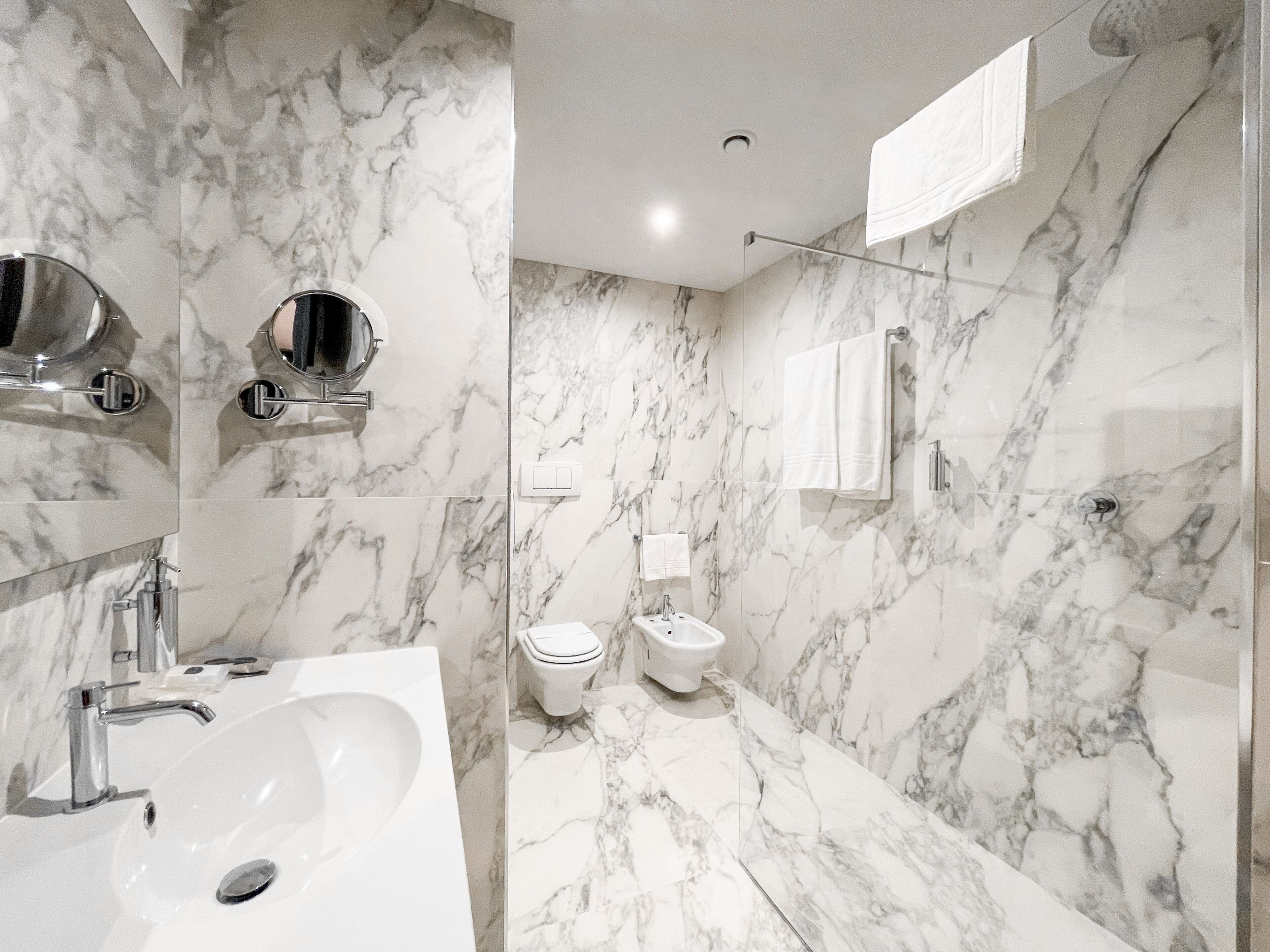 club double or twin room | bathroom | free toiletries, hair dryer, bidet, towels