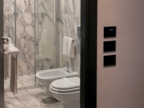 Queen Size Bedroom CLUB | Bathroom | Free toiletries, hair dryer, bidet, towels