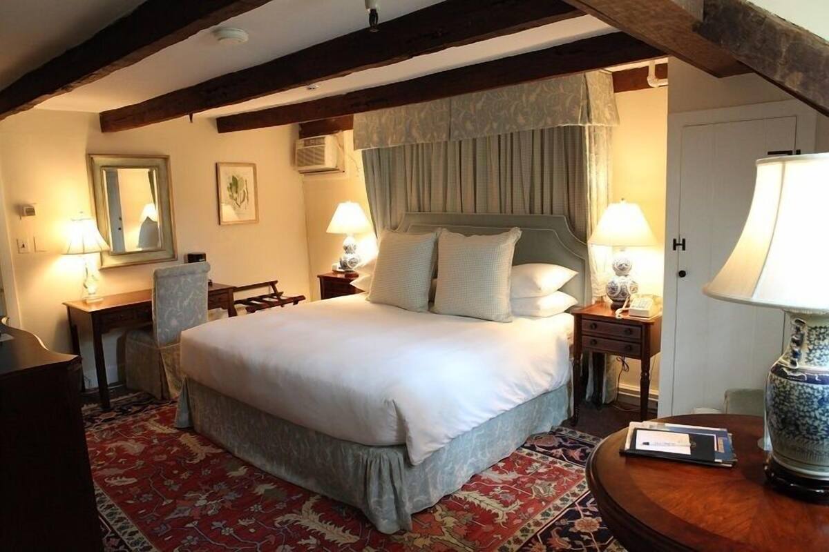 Signature Single Room, 1 King Bed | Select Comfort beds, desk, iron/ironing board, WiFi (free)
