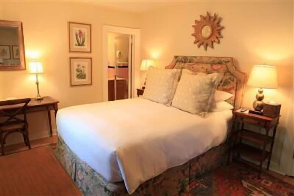Deluxe Room, 1 Queen Bed | Select Comfort beds, desk, iron/ironing board, WiFi (free)