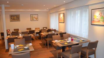 Daily buffet breakfast for a fee