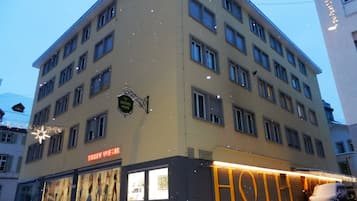 A hotel with a sign reading "HOTEL POST" and "HOTEL WEIL".