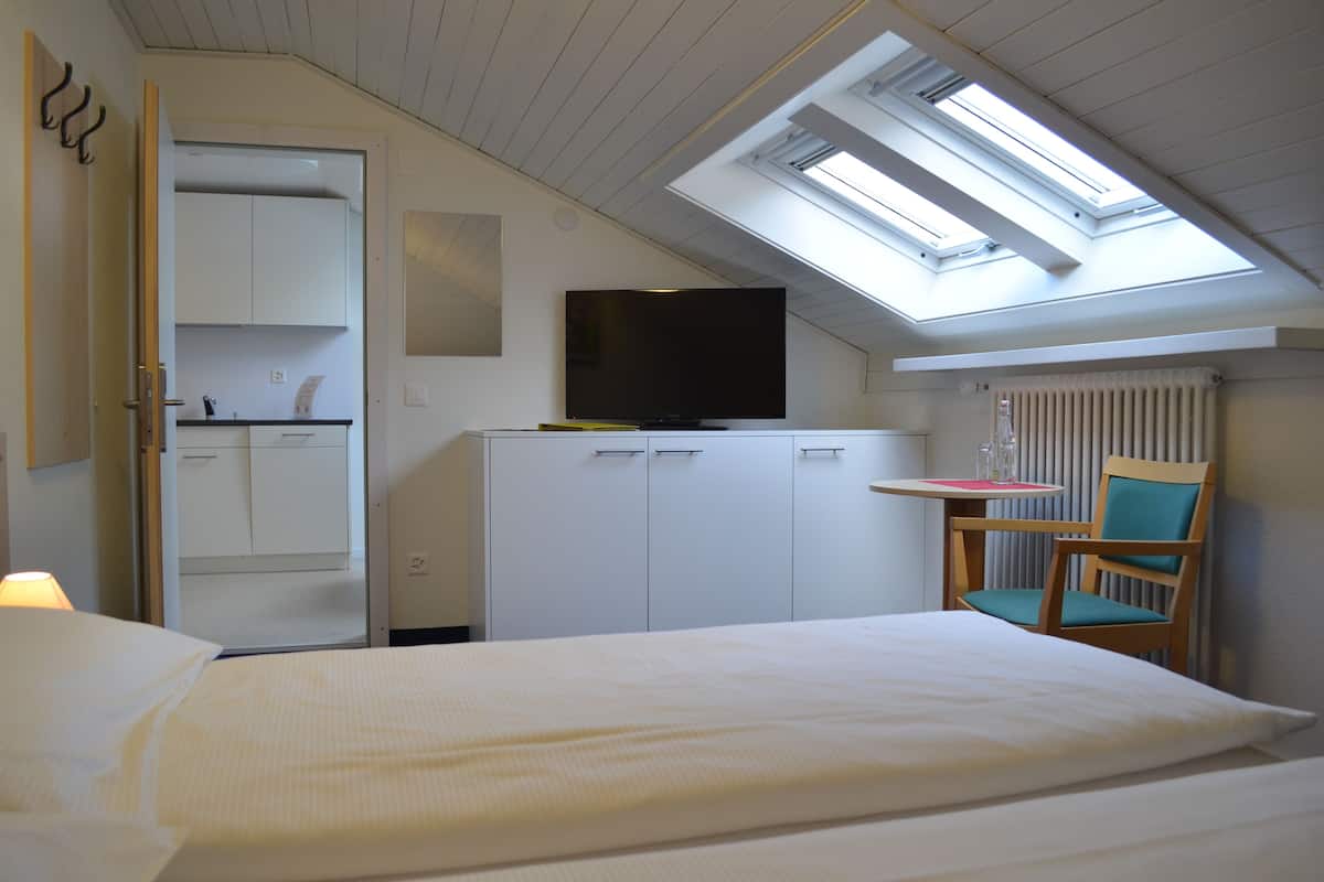 comfort single room | in-room safe, desk, soundproofing, iron/ironing board