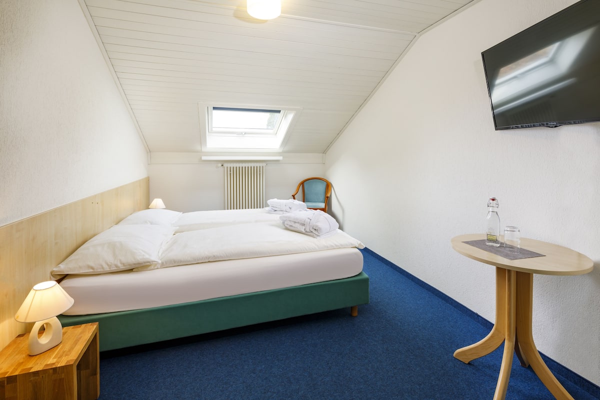 Economy tweepersoonskamer, gedeelde badkamer | Een kluis op de kamer, een bureau, geluiddichte muren