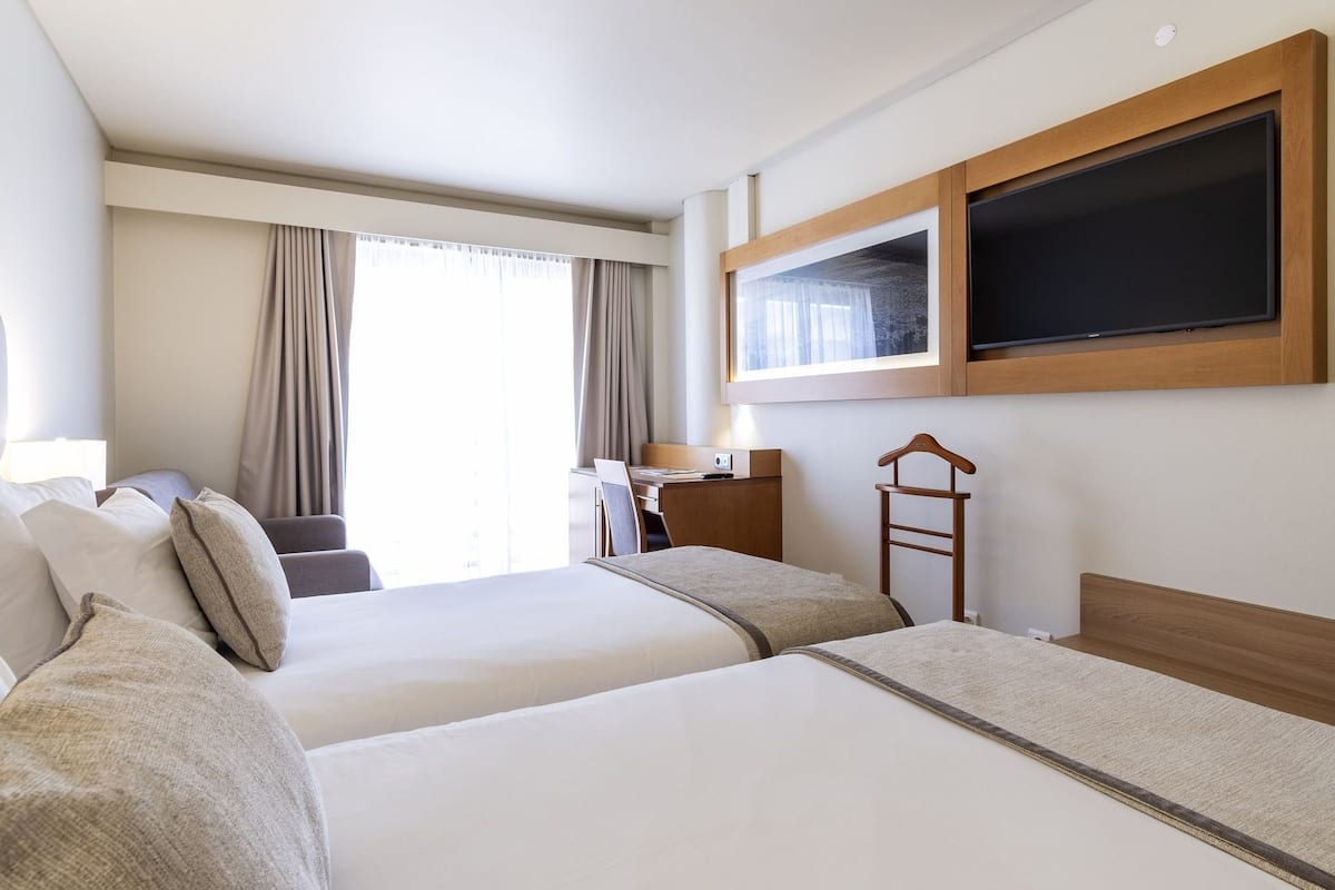 Minibar, escritorio, wifi gratis y ropa de cama