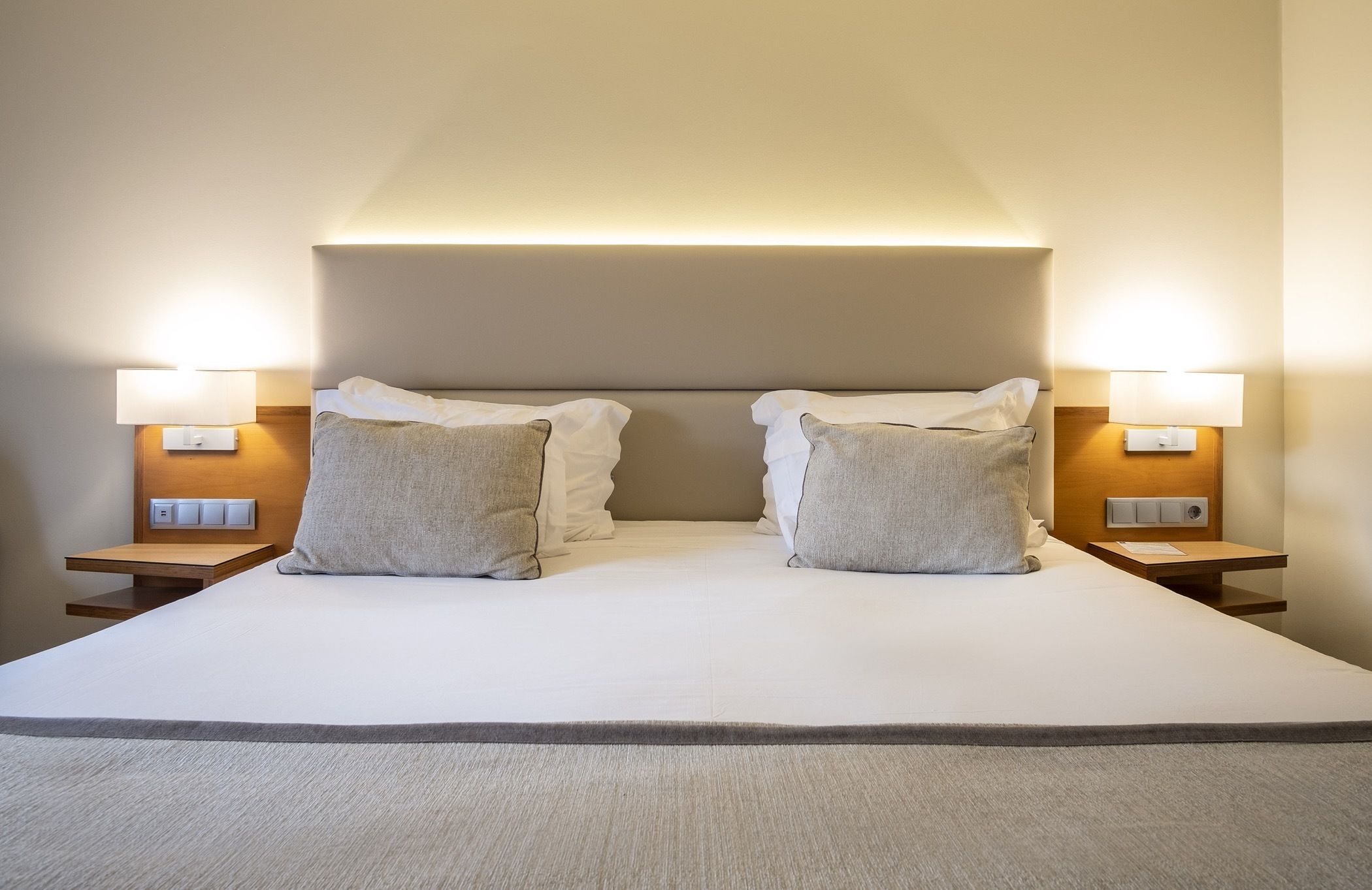 standard double room | minibar, desk, free wifi, bed sheets