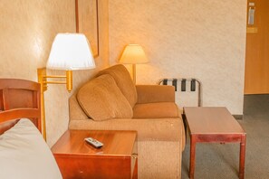 Deluxe Room, 1 King Bed | Living area | Flat-screen TV - Colfax Inn (Colfax)