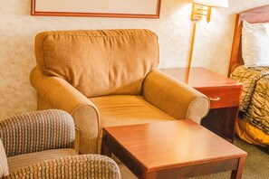 Standard Room, 1 King Bed | Living area