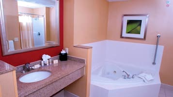 Un baño con lavabo, espejo y bañera.