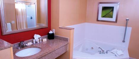 Un baño con lavabo, espejo y bañera.
