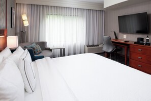 Safe på rommet, blendingsgardiner og strykejern/-brett