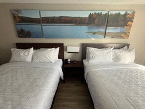 Quarto standard, 2 camas de casal, para não fumantes | Cofres nos quartos, escrivaninha, Wi-Fi de cortesia, roupa de cama