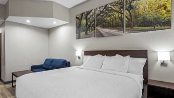 Standard Room, 1 King Bed, Non Smoking | In-room safe, desk, free WiFi, bed sheets