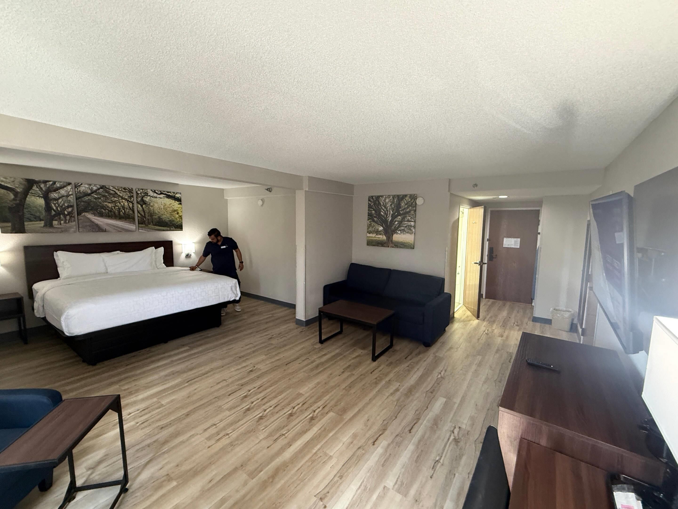 Safe på rommet, skrivebord, wi-fi (inkludert) og sengetøy