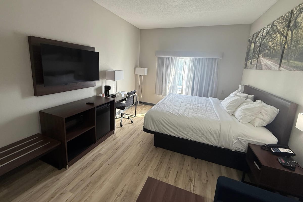 房內夾萬、書桌、免費 Wi-Fi、床單