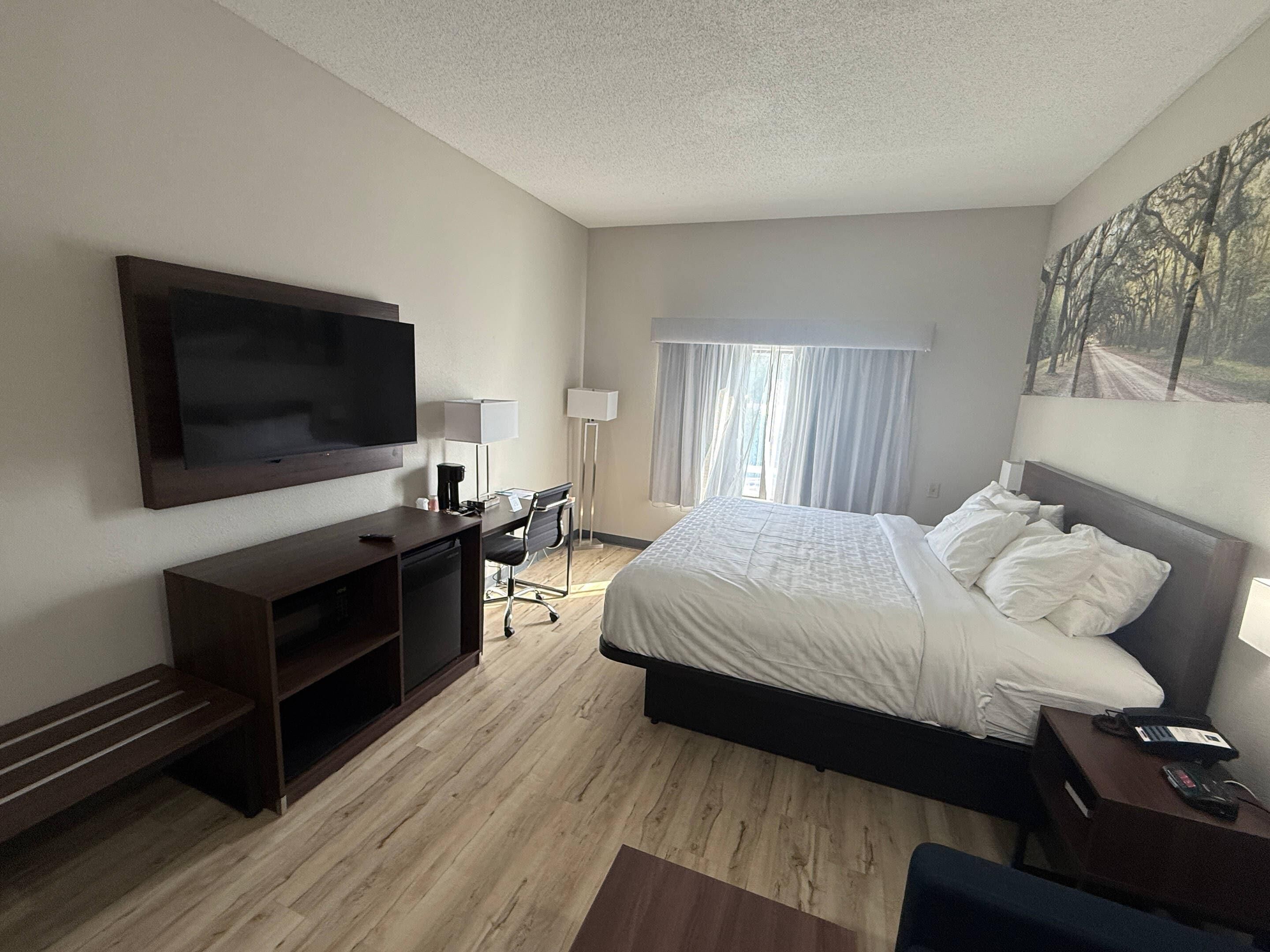 Cofres nos quartos, escrivaninha, Wi-Fi de cortesia, roupa de cama