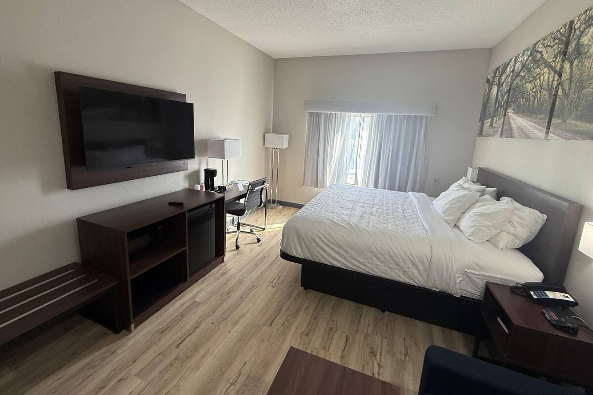 Cofres nos quartos, escrivaninha, Wi-Fi de cortesia, roupa de cama