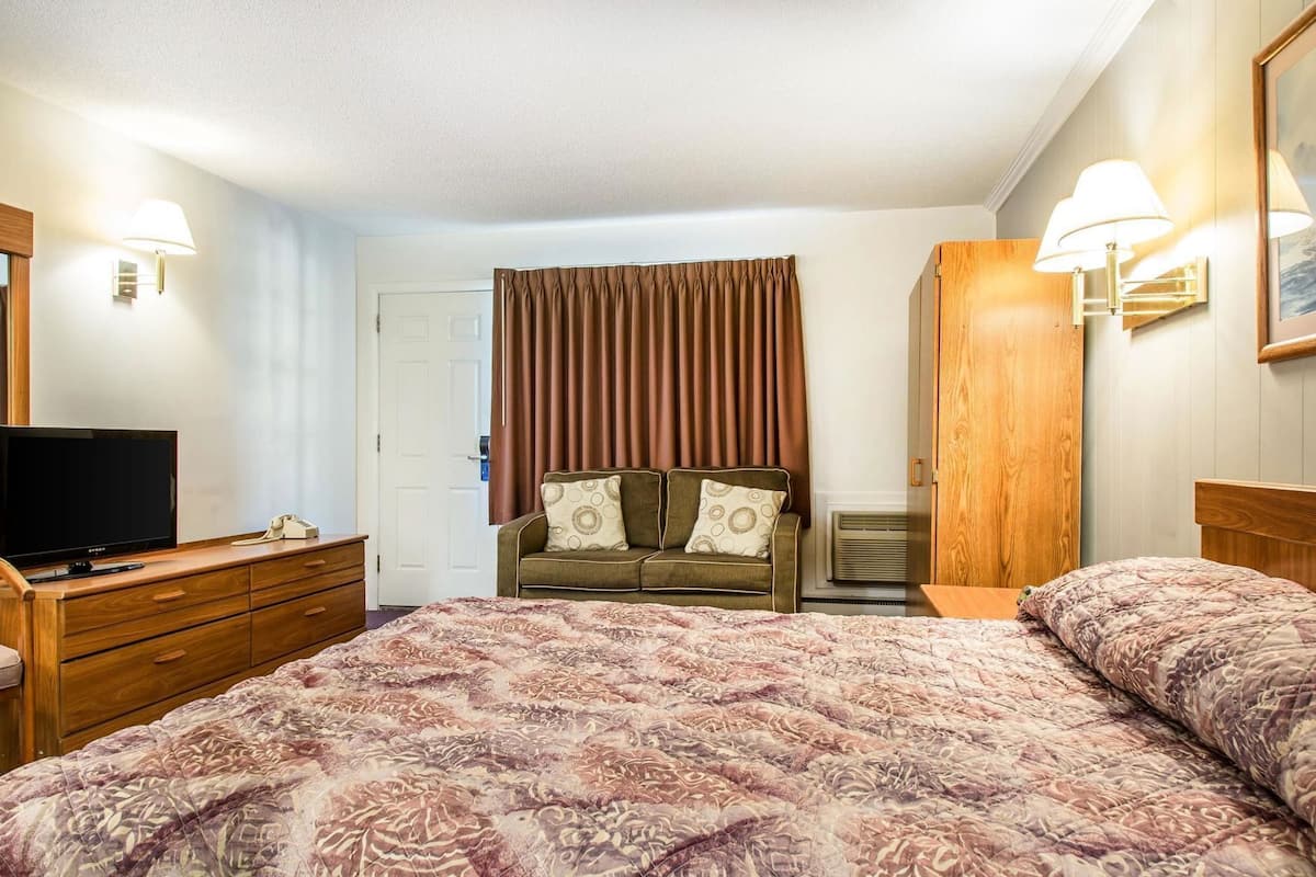 Desk, iron/ironing board, free WiFi, bed sheets