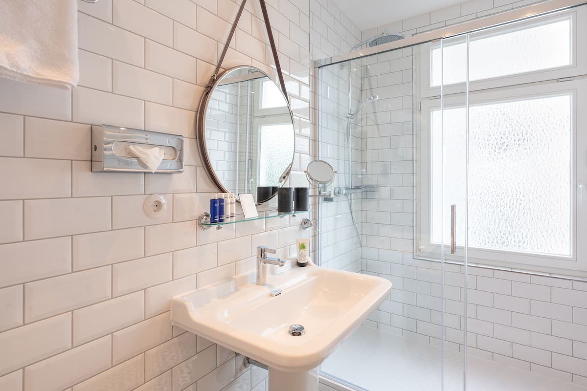 one bedroom apartment - 25m² | bathroom | shower, rainfall showerhead, free toiletries, hair dryer